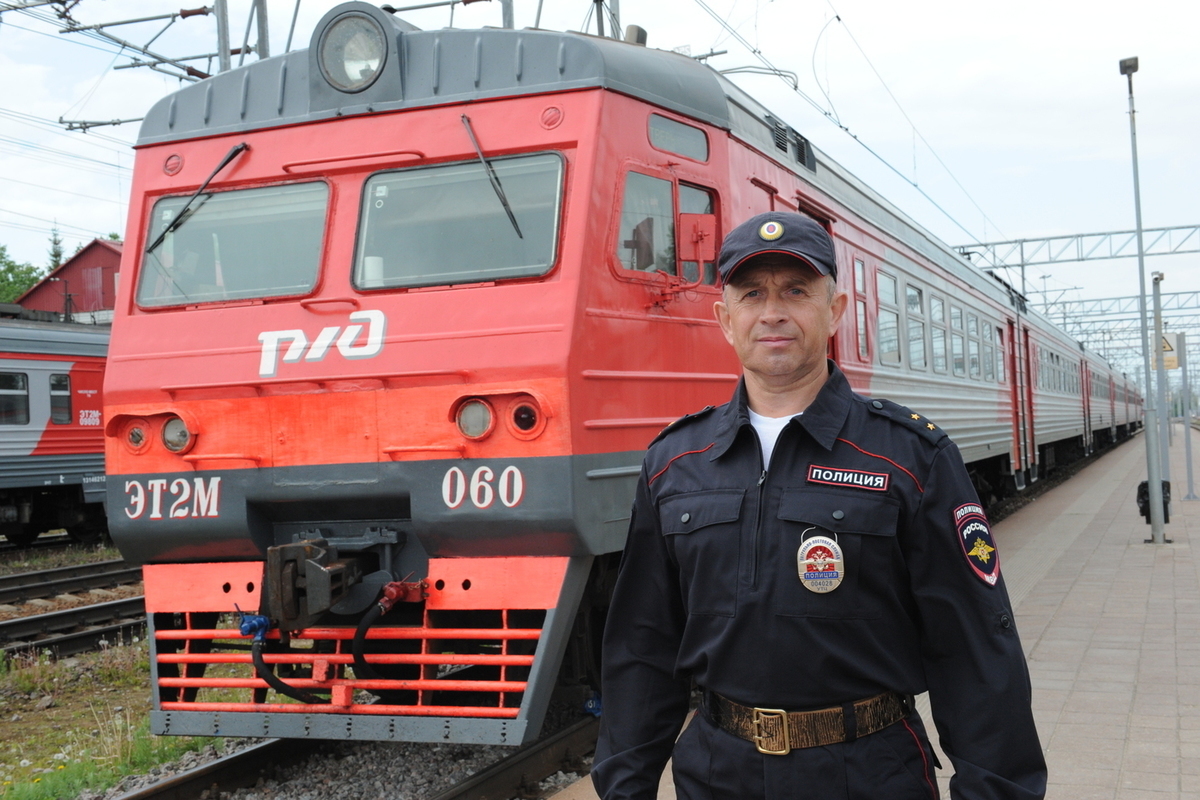 Прапорщик из Тверской области спас ребенка, игравшего на путях - МК Тверь