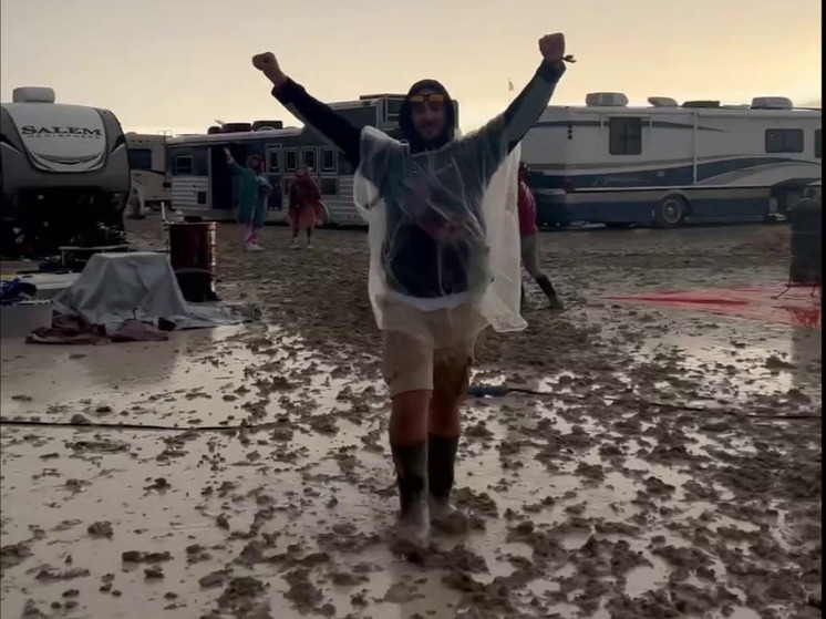 Участники фестиваля Burning Man оказались "запертыми" в пустыне