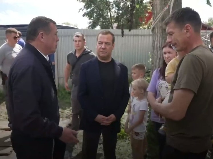 Медведев встретился с пострадавшими из-за циклона жителями Южно-Сахалинска