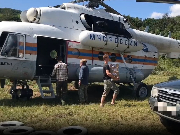 Спасатели привозят воду, продукты, медикаменты и пенсию пострадавшим от паводка в Приморье