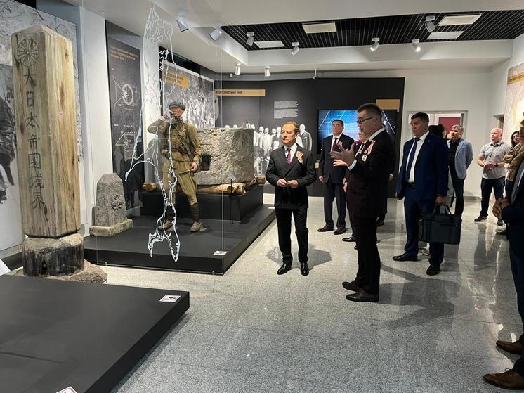 Медведев посетил музейно-мемориальный комплекс «Победа» в Южно-Сахалинске