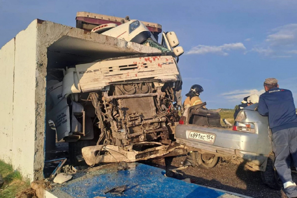 Двое мужчин погибли в ДТП легковушки с грузовиком в Новосибирской области