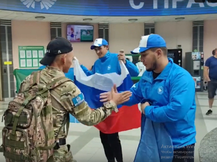 В аэропорту Салехарда ямальцы встретили прилетевшего в отпуск бойца СВО