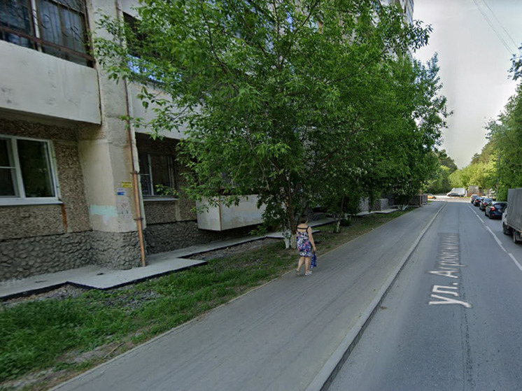 Мужчина выпал из окна многоэтажки в Екатеринбурге