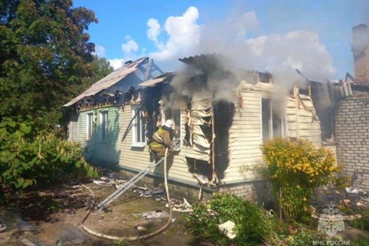 В брянском селе Казаричи сгорел жилой дом: есть пострадавший