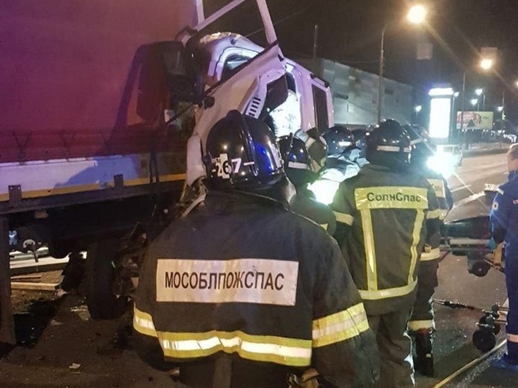 Водителя эвакуировали из искореженной кабины грузовика после ДТП в Солнечногорске
