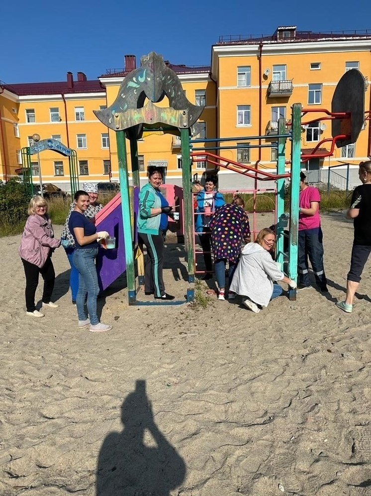 Жители поселка в Карелии хвалят соседей, вернувших яркость детской площадке
