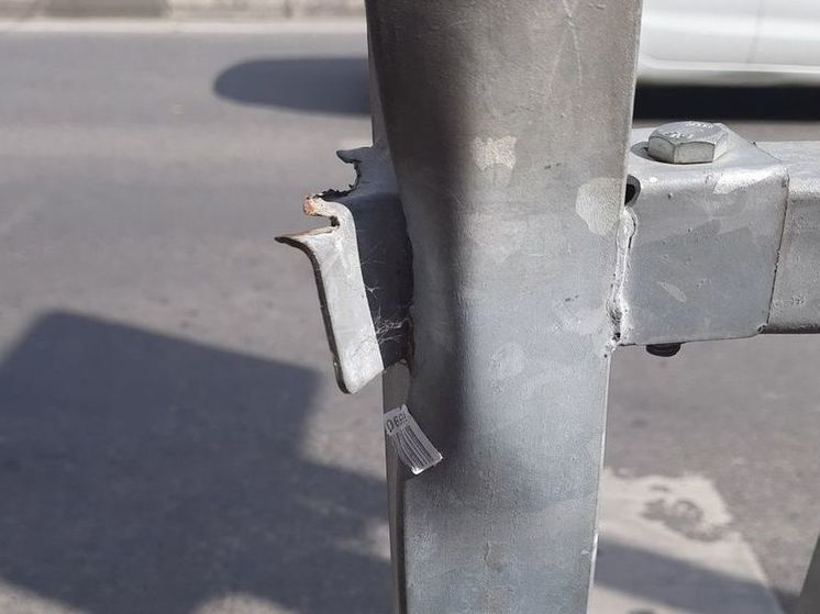 На улице Черновицкой в Рязани женщина поранила руку об ограждение на переходе