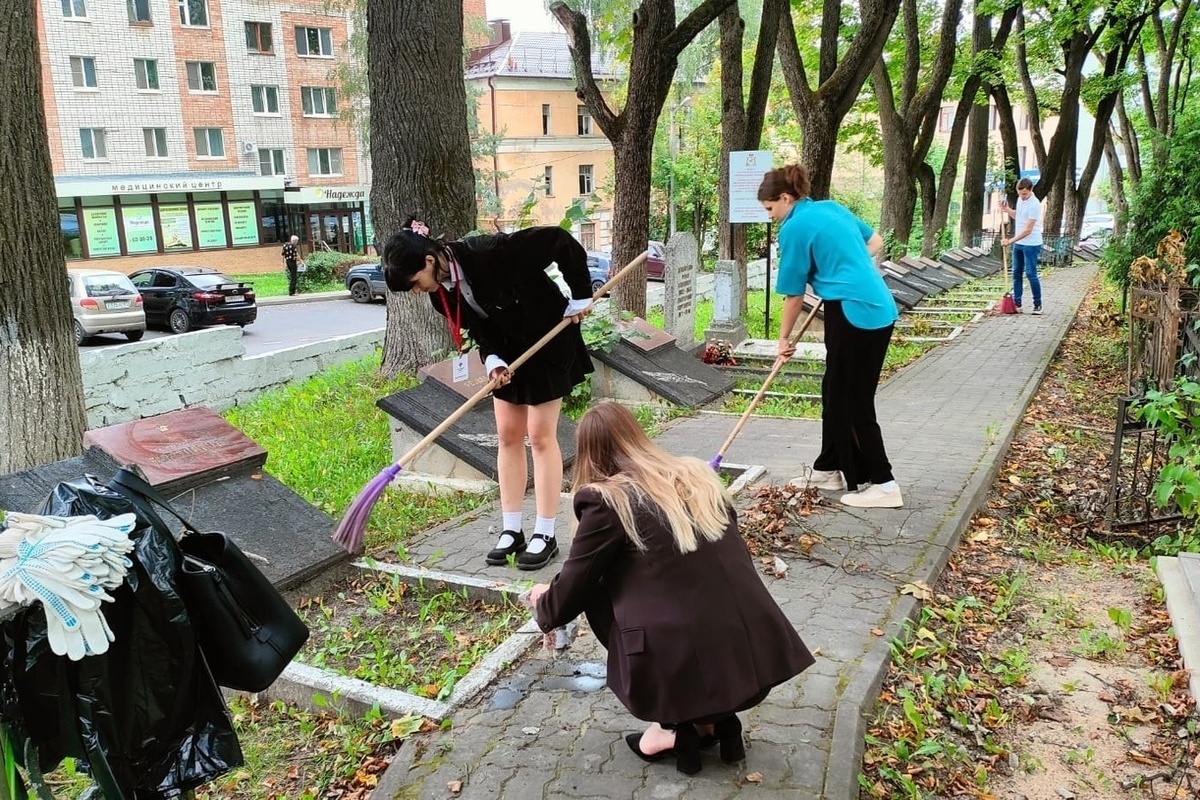 В Смоленске прошла акция «День доброхотов» по благоустройству воинских захоронений