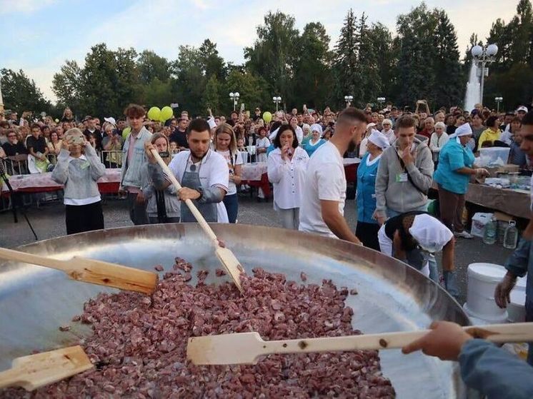 Зареченцы установили рекорд России, пожарив 350 килограмм картошки