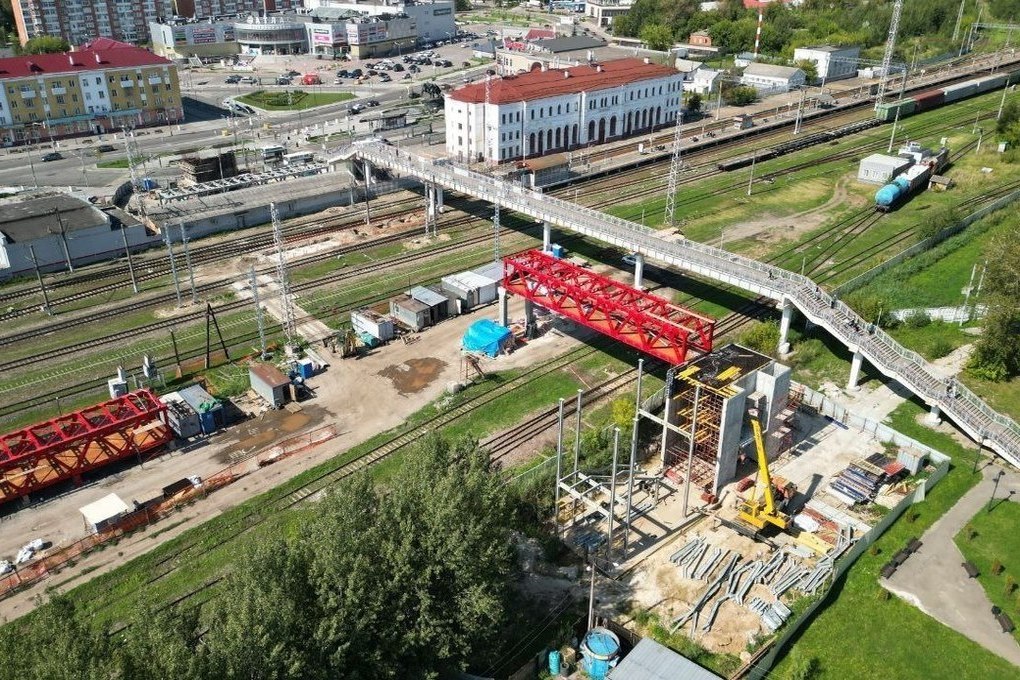 Продолжается строительство нового пешеходного моста в Серпухове