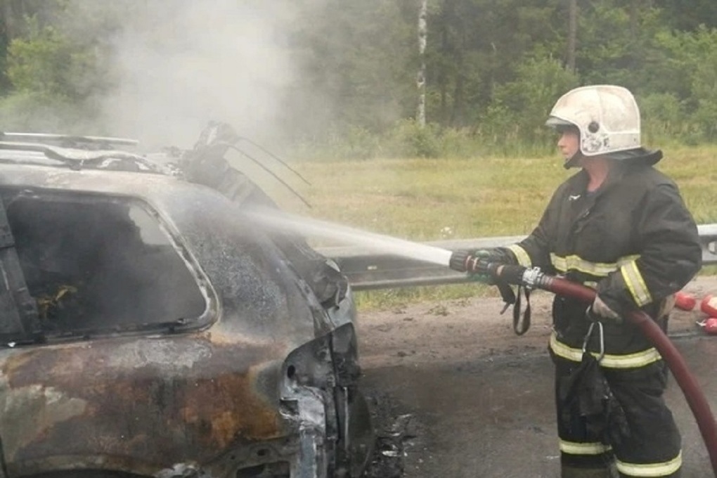 Легковой автомобиль загорелся в Палкинском районе в субботу