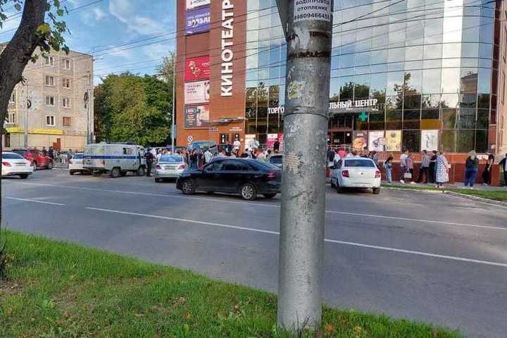В Калуге срочно эвакуируют людей из ТЦ "Московский"
