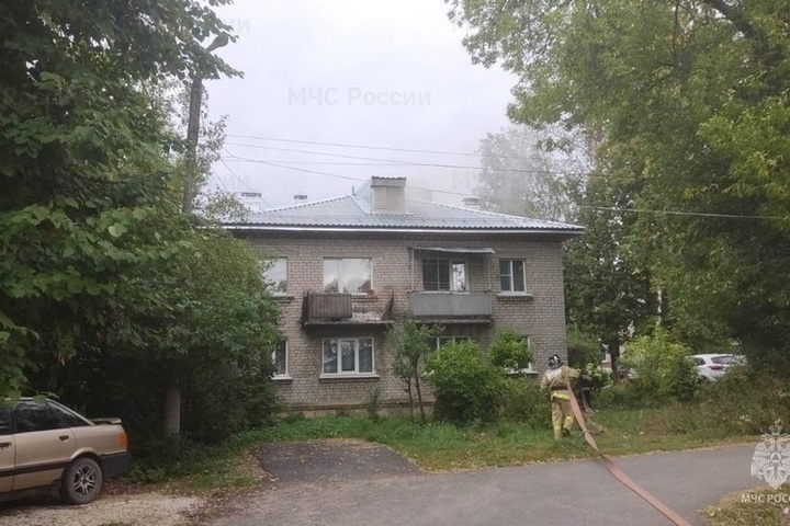 Во Владимирской области из горящего дома эвакуировали 13 человек