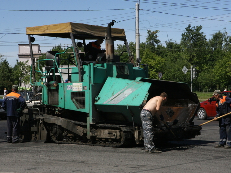 На дороге до деревни Кунино Новгородского района укладывают асфальт