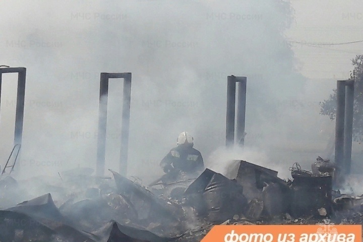 Спасатели локализовали огонь в хозпостройке под Петербургом