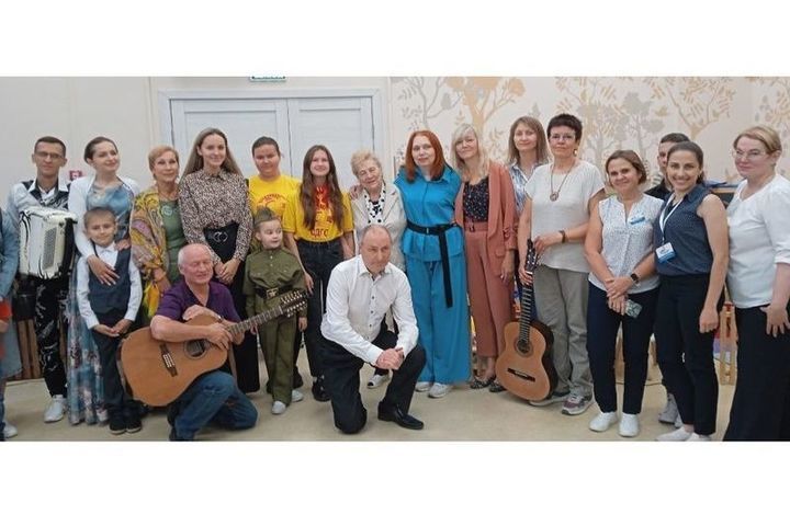 Патриотический клуб «Смоленск своих не бросает» выступил для семей участников СВО
