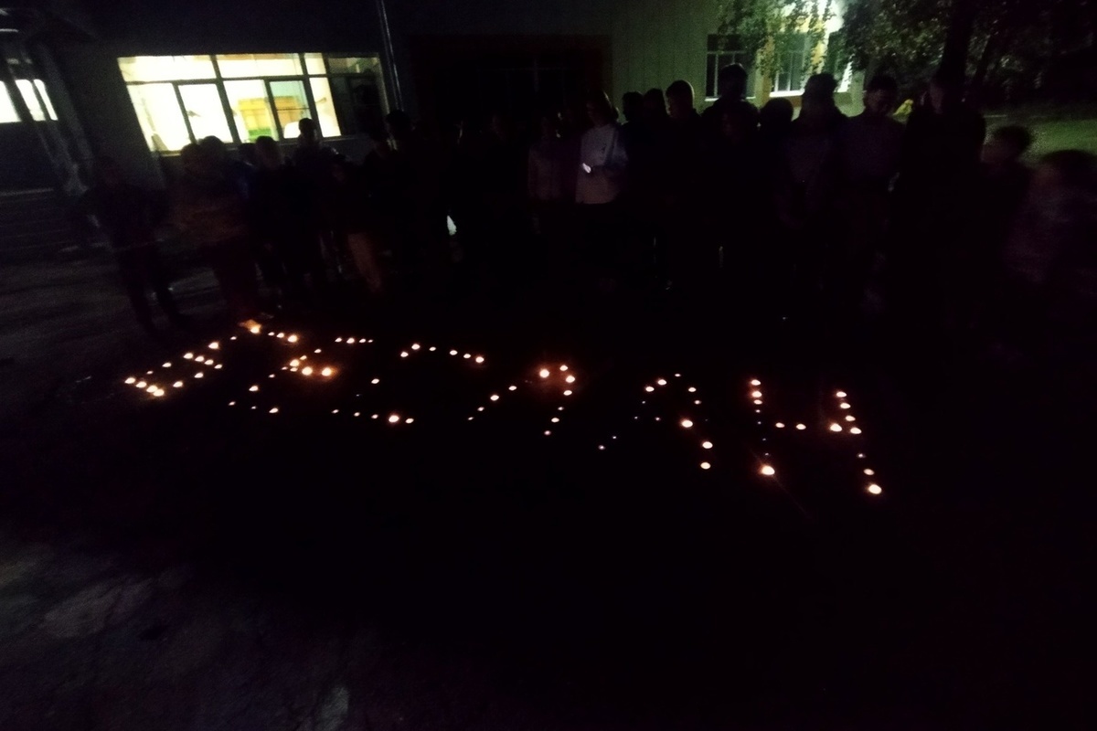 Школьники в поселке Карелии зажгли свечи в память о трагедии в Беслане