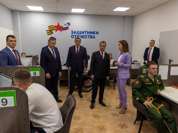 Дмитрий Медведев посетил фонд «Защитники Отечества» на Сахалине