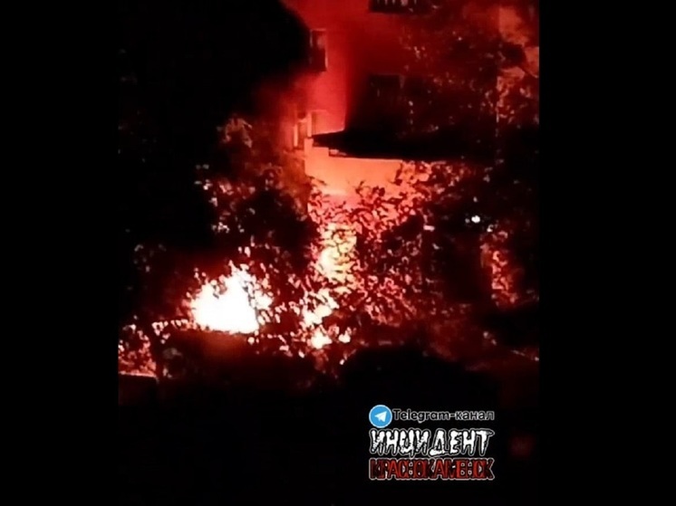 Автомобиль сгорел во дворе 9-этажного дома в Краснокаменске