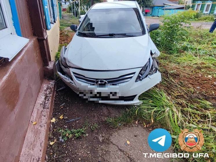 Водитель иномарки из Уфы не справился с управлением и протаранил газовую трубу