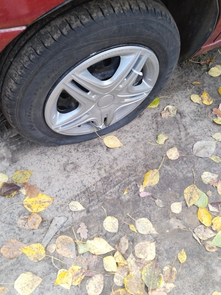 В Заволжском районе Твери неизвестный проткнул колеса автомобилей