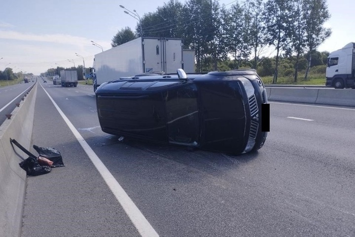 Под Тверью водитель фуры спровоцировал аварию во время перестроения