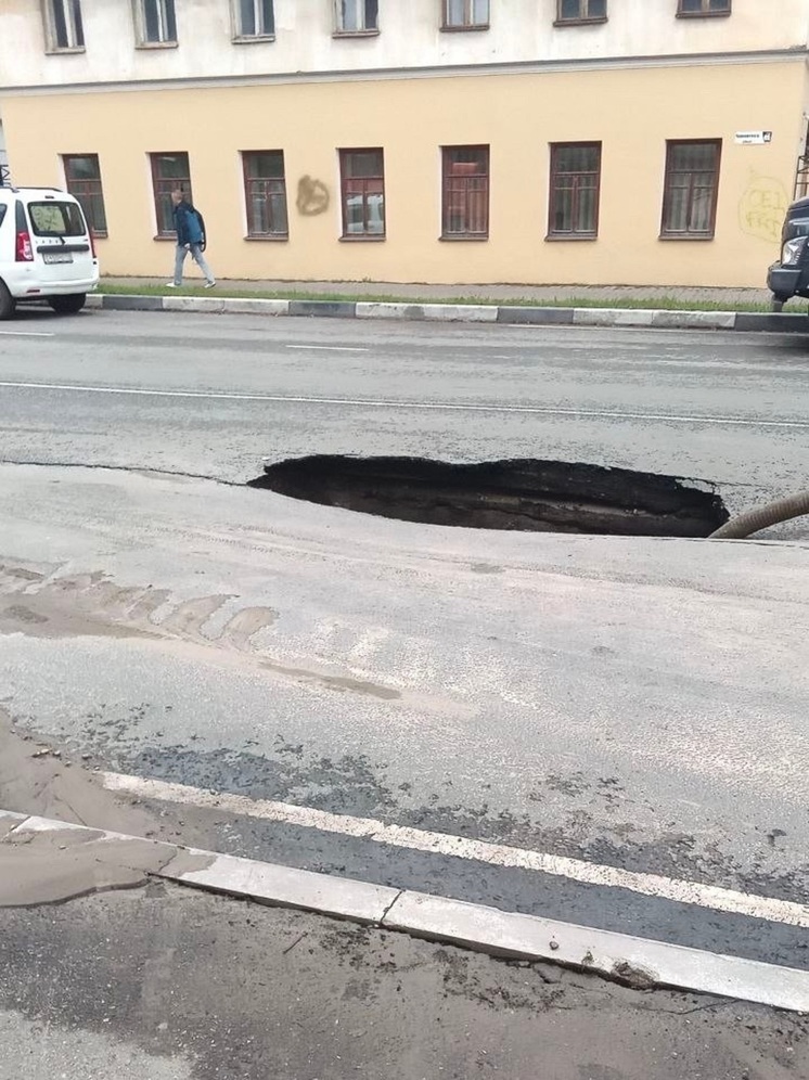 В Ярославле появилась дыра напротив Планетария
