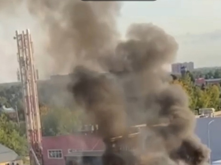 Грузовой фургон сгорел, две машины пострадали от огня в Подмосковье