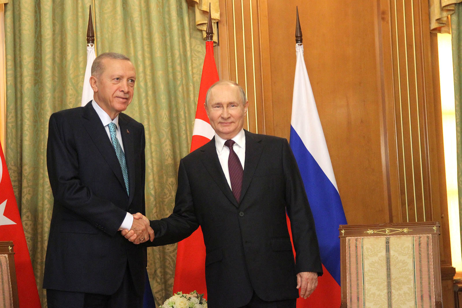 Эмоции Путина и Эрдогана на переговорах в Сочи: кадры из президентской резиденции