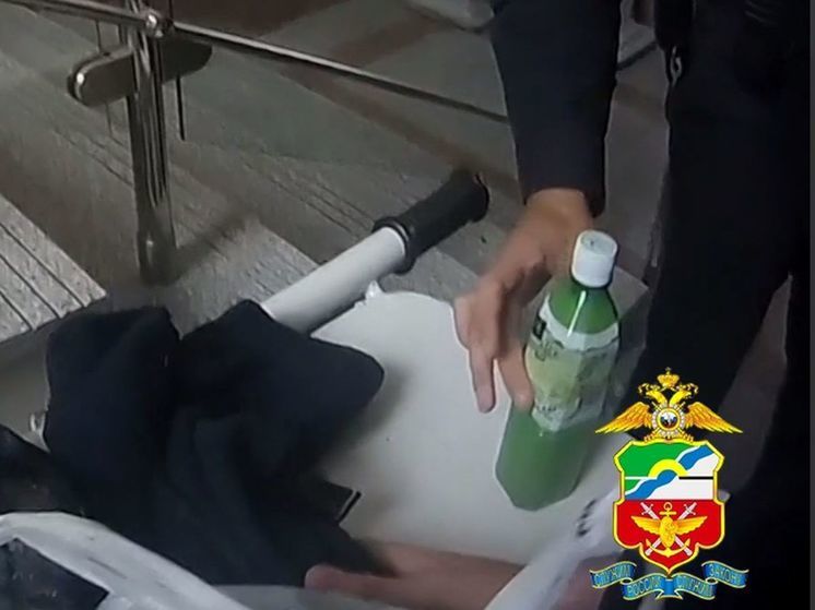 На железнодорожном вокзале в Омске задержали мужчину с крупной партией гашишного масла