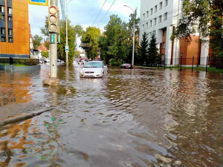 Реки воды и утонувшие в лужах машины: Томск не справился с последствиями 10-минутного ливня