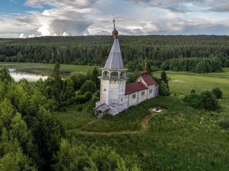 Волонтеры ремонтируют крышу старинного деревянного храма в Карелии