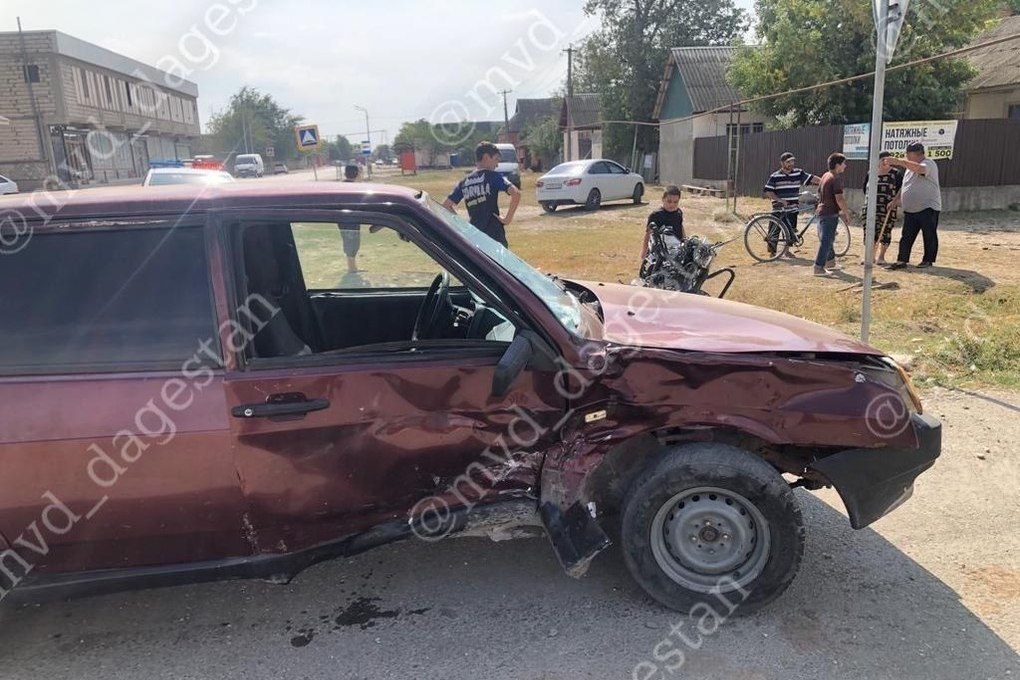Авто в Дагестане врезалось в мопед