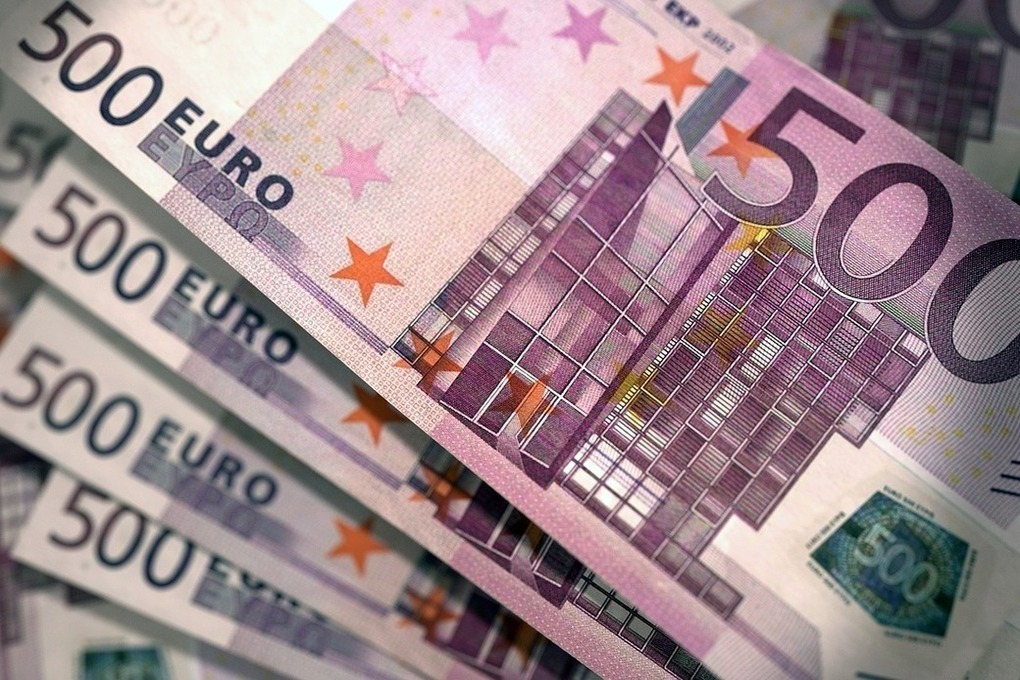 Официальный курс евро снизился до 104,41 рубля