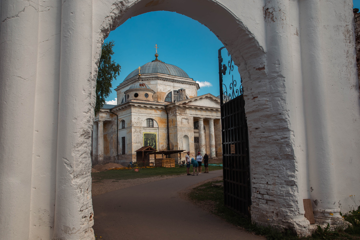 Какие необычные находки сделали археологи на территории Борисоглебского монастыря в Торжке
