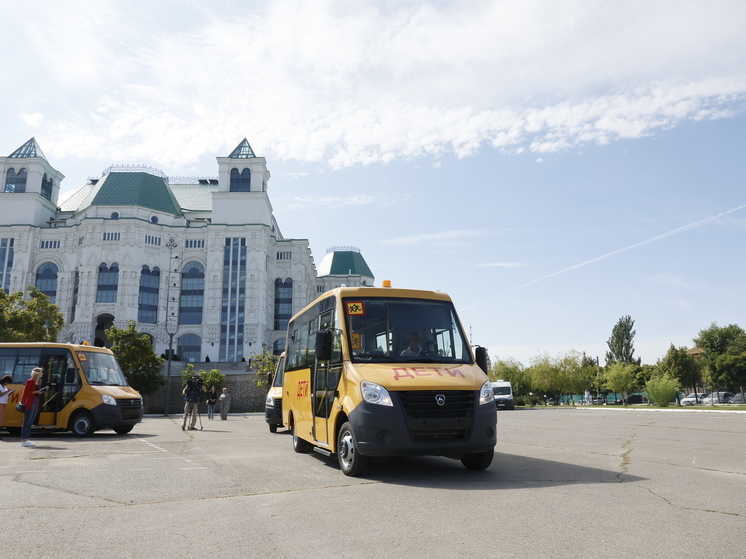 В Астрахани образовательные учреждения получили новые школьные автобусы