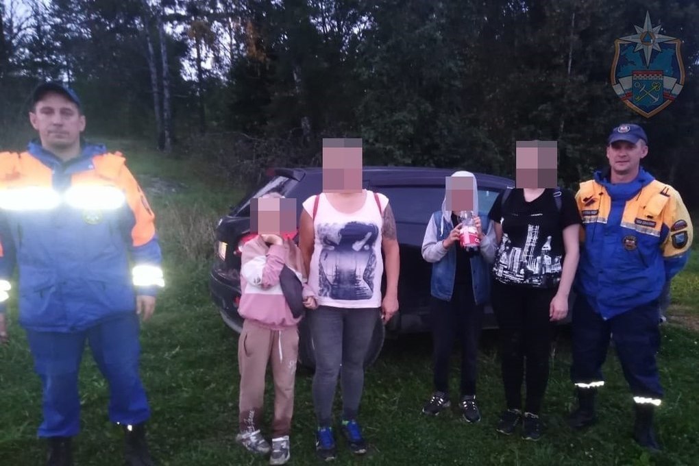 Трое взрослых и двое детей заблудились в лесу, им помогли спасатели Приозерска