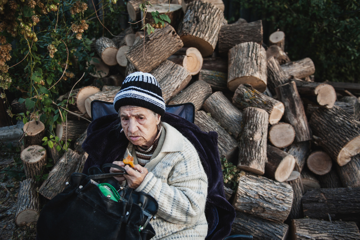 В Астраханской области бабушкам из села Весёлая Грива доставили дрова