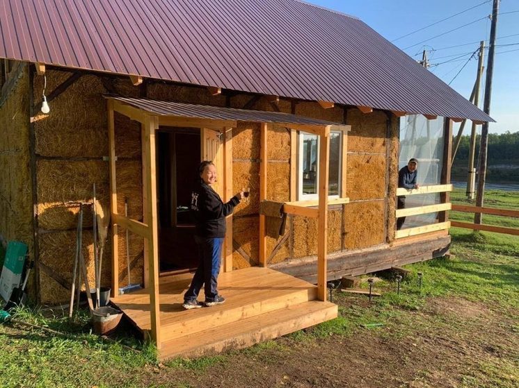 Фотофакт: якутянин построил дом из соломы