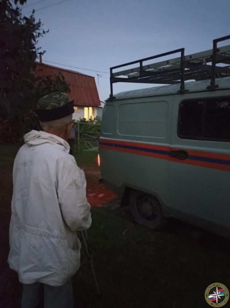 Спасатели ввели из леса в Прионежье пожилую пару грибников