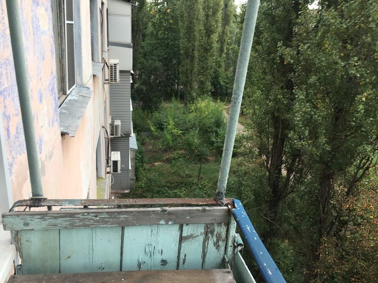 В Воронеже под окнами жилого дома каждое утро ищут «клад»
