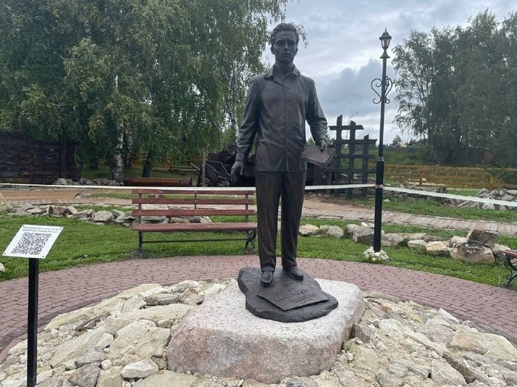 Первый в России памятник "Узбекскому Пушкину" открыли в Кемеровской области