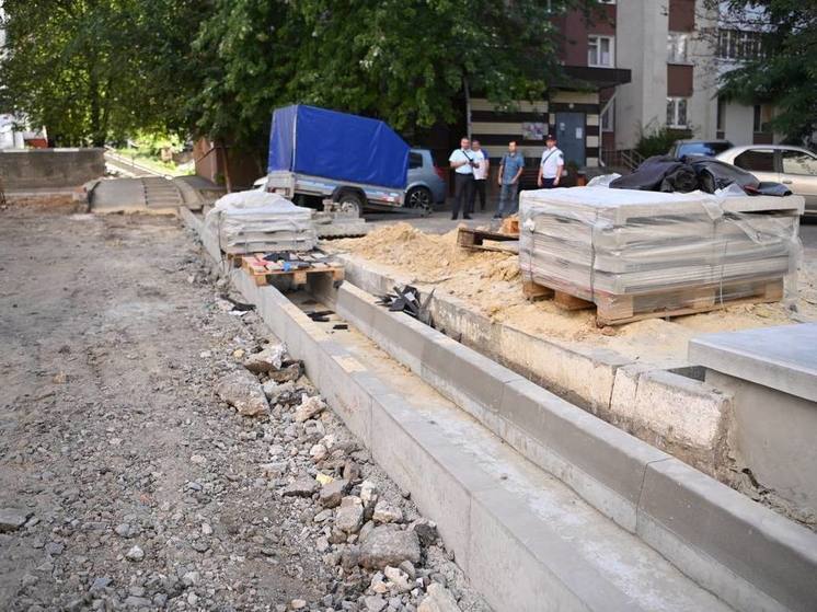 Валентин Демидов проверил ход благоустройства двора по проспекту Ватутина города Белгорода