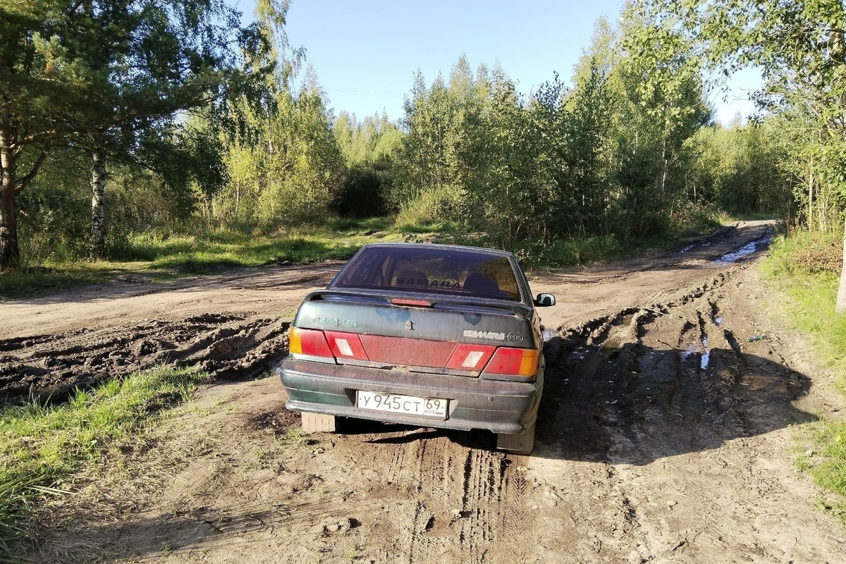 В Тверской области на лесной дороге три дня стоит брошенный автомобиль - МК  Тверь