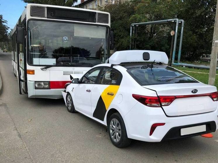 Калининградский таксист выехал на встречку и врезался в автобус