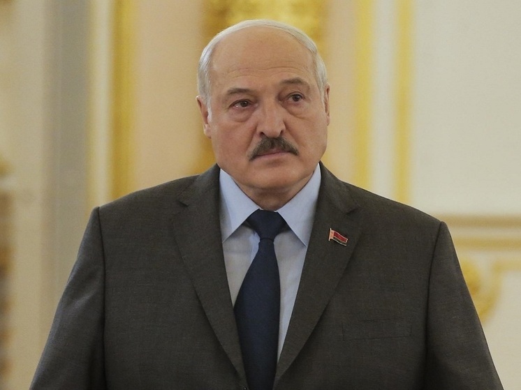 Лукашенко запретил белорусам менять паспорта за границей