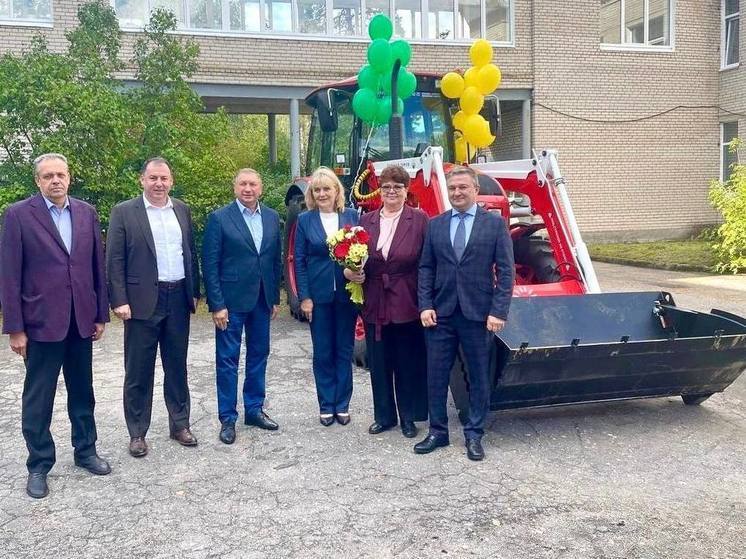 В Луге учащимся агропромышленного техникума подарили трактор