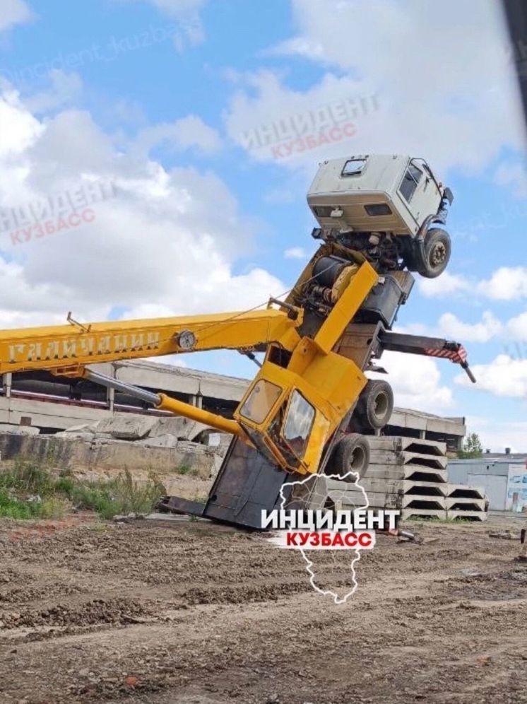 Автокран в Кемерове "встал на дыбы" с водителем в кабине