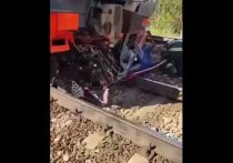 Электропоезд столкнулся с легковой машиной в Московской области